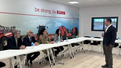  Sala de formación de las instalaciones de KUHN Ibérica con el consejero de Agricultura de Aragón, Javier Rincón, la alcaldesa de la ciudad de Huesca Lorena Orduna y José Miguel Veintemilla, el Concejal Delegado del Área de Medioambiente y Servicios Generales, Fernando Cuervo, director general de KUHN Ibérica y Alicia De La Fuente, Jefa de marketing de KUHN Ibérica. 