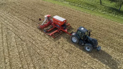 Sembradora arrastrada para siembra directa o agricultura de conservación AUROCK durante el trabajo