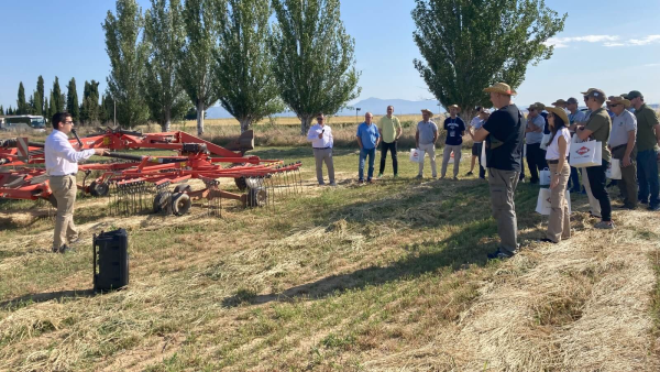 Realizamos jornadas para que los agricultores conozcan en profundidad toda la gama de KUHN 