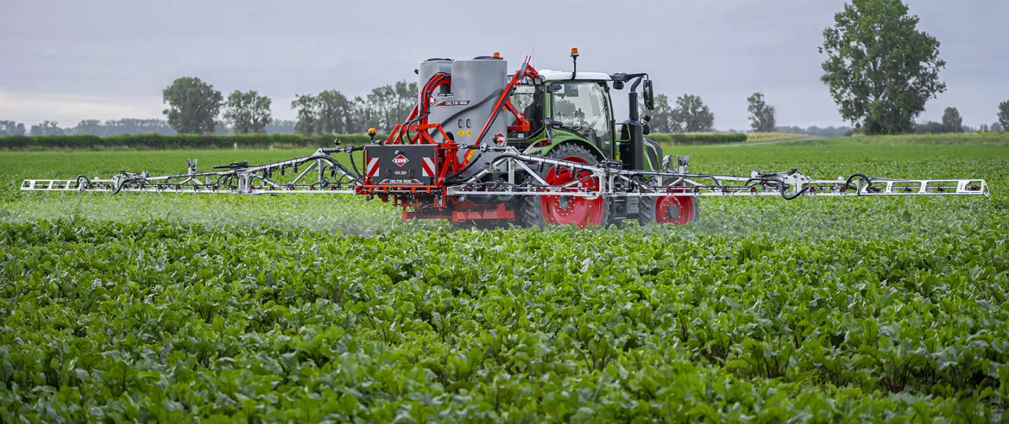 Foto del pulverizador suspendido DELTIS 2 con una barra MEA3 trabajando en un campo de remolachas