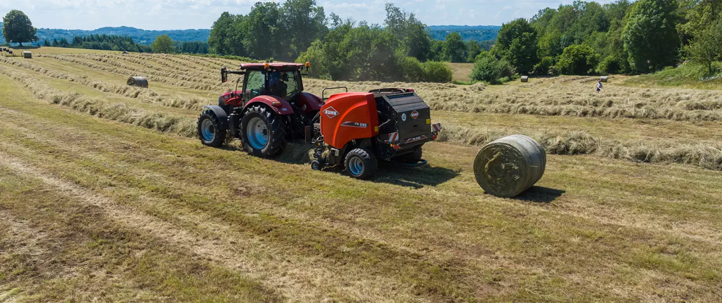 Rotoempacadora de cámara fija FB 3125 de KUHN, empacando pacas redondas de ensilado