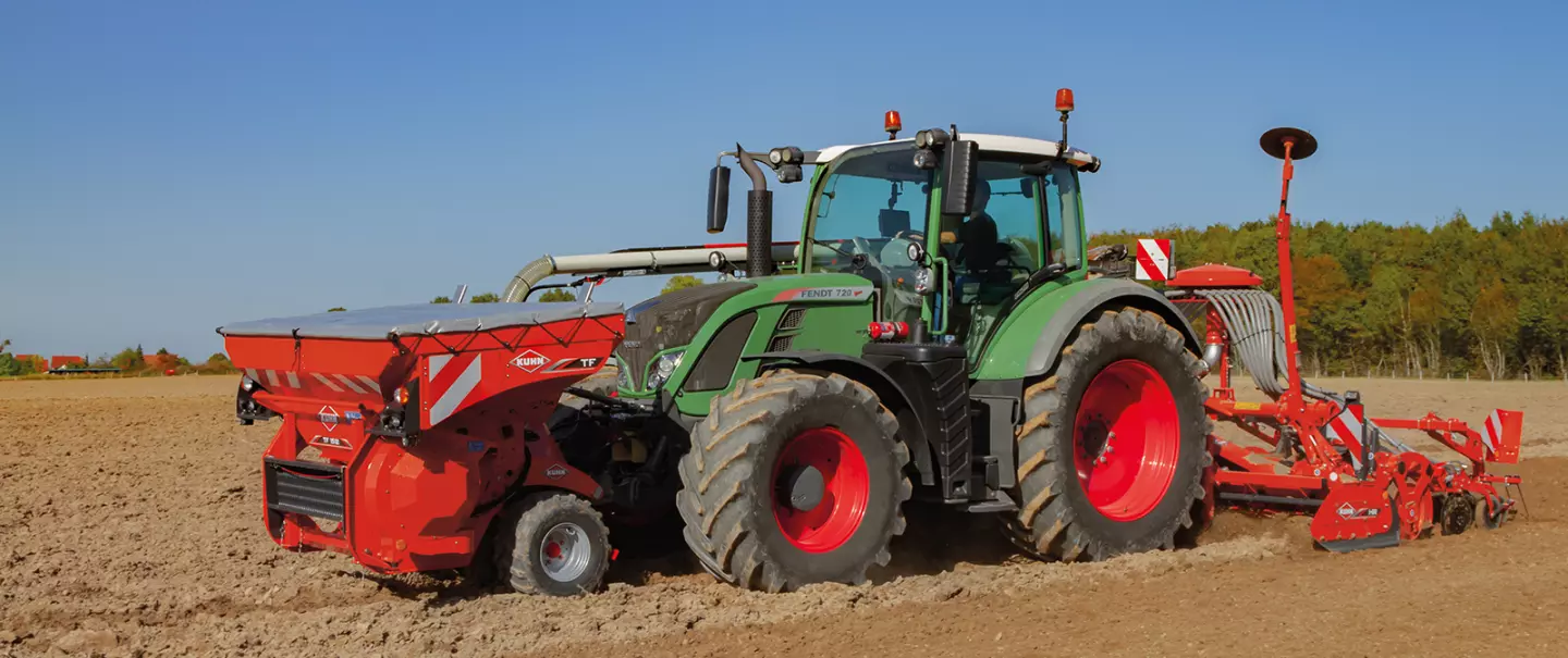 Combinado de siembra durante el transporte, formado por la grada rotativa HR 4530 RCS y la barra de siembra HR 4520 